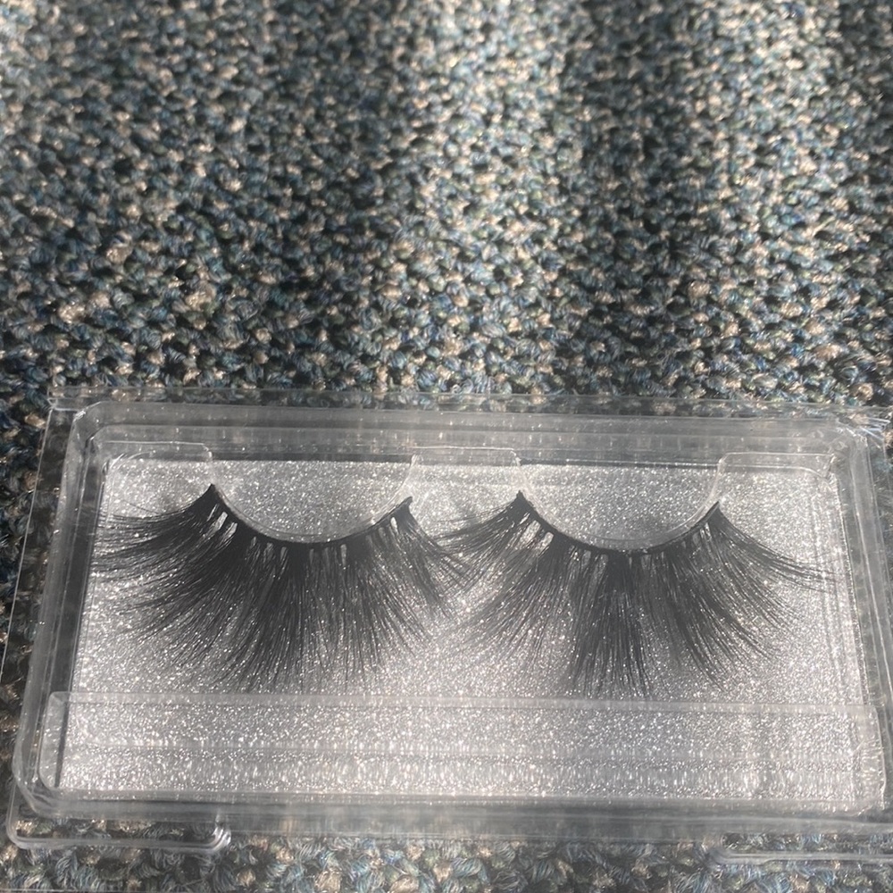Lashes - Picture 3 of 12